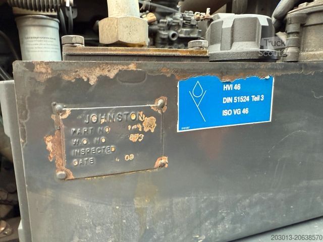 Vejfejemaskine SCANIA P230 Kehrmaschine Johnston VT605- 6 M³