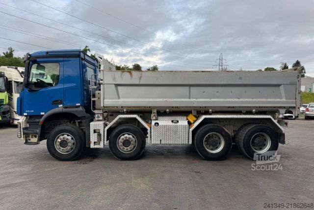 Camion benne MERCEDES-BENZ Arocs 3246 8x4 Moser 3S
