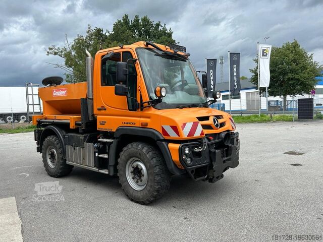 Andere Mercedes-Benz Unimog U 318 mit Gmeiner Streuer STA 2500 TC