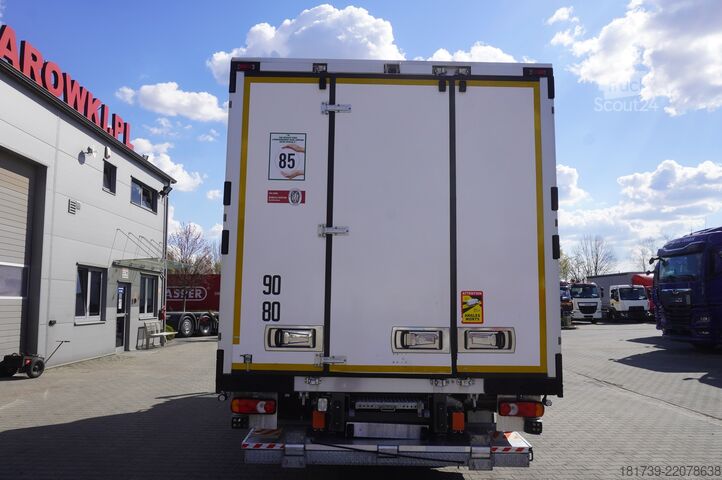 Kühlwagen Renault D12 / Lamberet refrigerated truck / lift