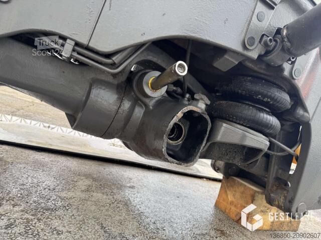 Gård traktor Valtra T215 VERSU