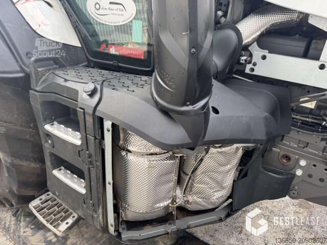 Gård traktor Valtra T215 VERSU