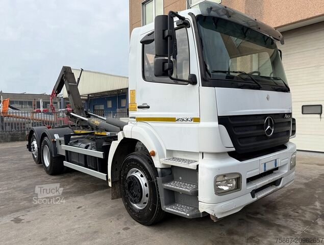 Tovornjak s kavljem za kontejnerje Mercedes-Benz AXOR 2533