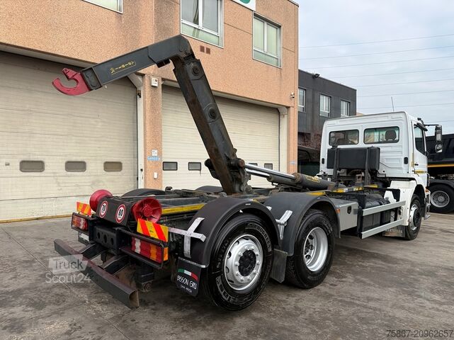 Tovornjak s kavljem za kontejnerje Mercedes-Benz AXOR 2533