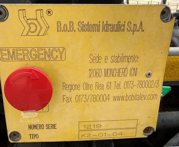 Tovornjak s kavljem za kontejnerje Mercedes-Benz AXOR 2533