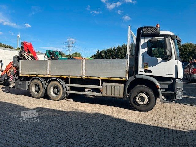 Jeřáb na nákladním automobilu MERCEDES-BENZ 2636 Pritsche + 6x4 Blatt-Blatt Fassi kran