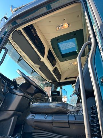 Grua montada em camião MERCEDES-BENZ 3253 + HIAB 302 Kran 8x2-4 HAD ALLRAD