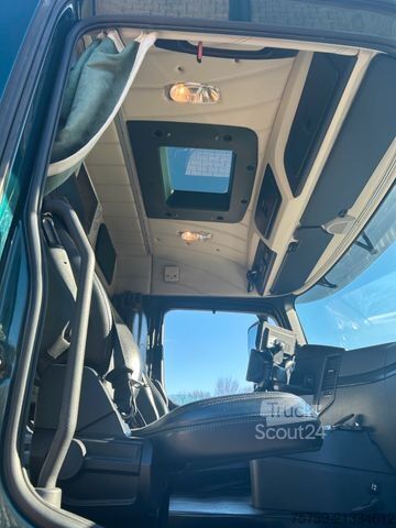 Grua montada em camião MERCEDES-BENZ 3253 + HIAB 302 Kran 8x2-4 HAD ALLRAD