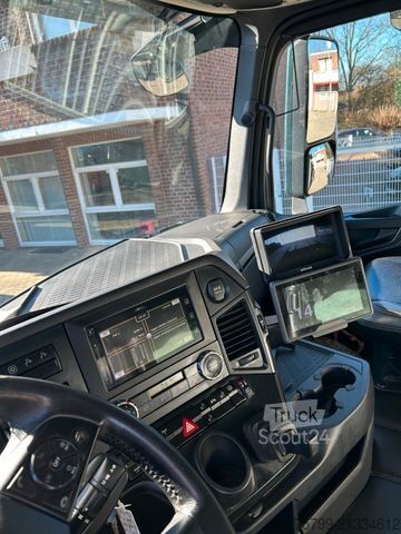 Grua montada em camião MERCEDES-BENZ 3253 + HIAB 302 Kran 8x2-4 HAD ALLRAD