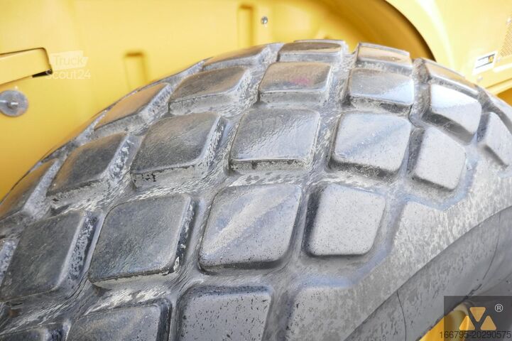 Role cu un singur tambur Caterpillar CS64B