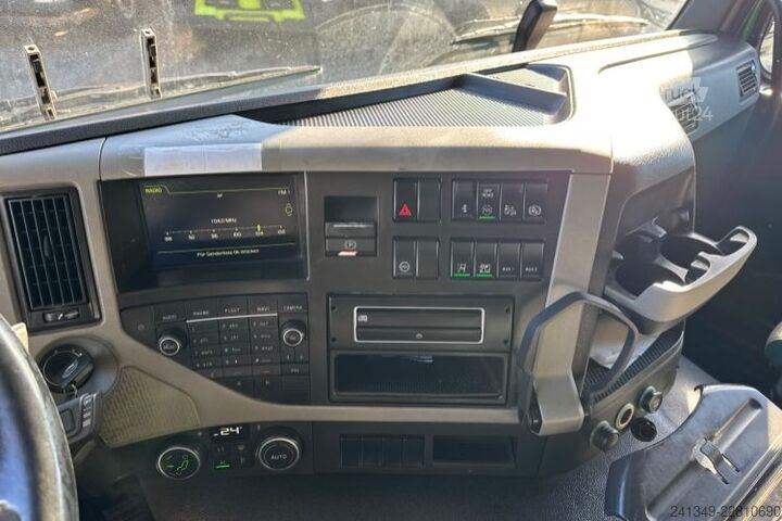 Бортовой грузовик с тентом VOLVO FM-330 4x2 LBW