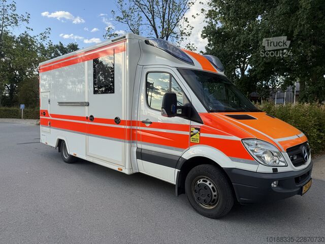 Mentőautó extra hosszú kivitelben, emelőhátfallal Mercedes-Benz Sprinter 519