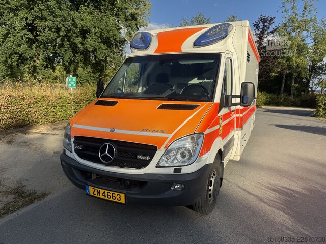 Mentőautó extra hosszú kivitelben, emelőhátfallal Mercedes-Benz Sprinter 519