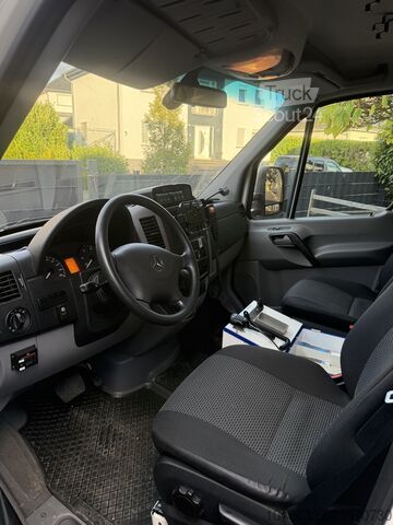 Mentőautó extra hosszú kivitelben, emelőhátfallal Mercedes-Benz Sprinter 519