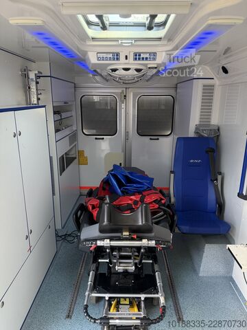 Mentőautó extra hosszú kivitelben, emelőhátfallal Mercedes-Benz Sprinter 519