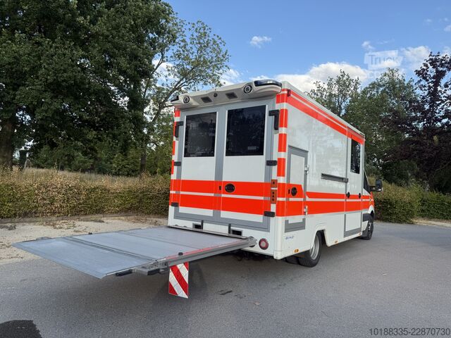 Mentőautó extra hosszú kivitelben, emelőhátfallal Mercedes-Benz Sprinter 519