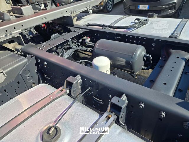 șasiu de camion Iveco SWAY 480 MOTRICE 3 ASSI 12/2021