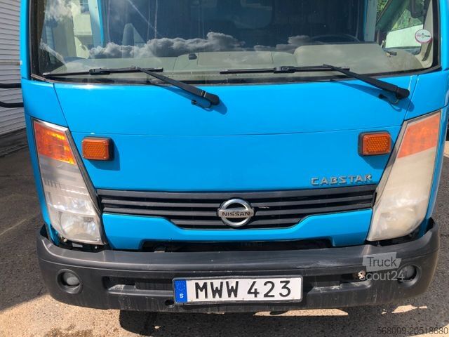 Duba panelată NISSAN CABSTAR mit peltbereift
