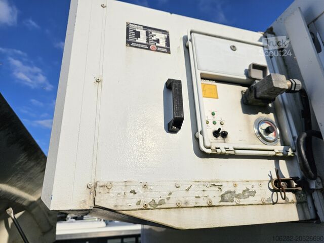 Kuorma-auto, jossa on kylmälaatikko VOLVO FM330 6x2 FRIGOBLOCK Multizone Lenk u. L