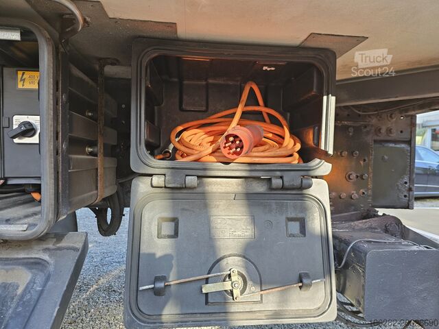 Kuorma-auto, jossa on kylmälaatikko VOLVO FM330 6x2 FRIGOBLOCK Multizone Lenk u. L