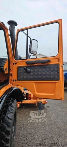 Samochód do zadań specjalnych UNIMOG U1400