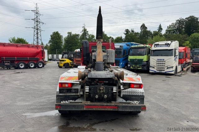 Tovornjak s kavljem za kontejnerje VOLVO FMX-460 8x4 Hiab 26T