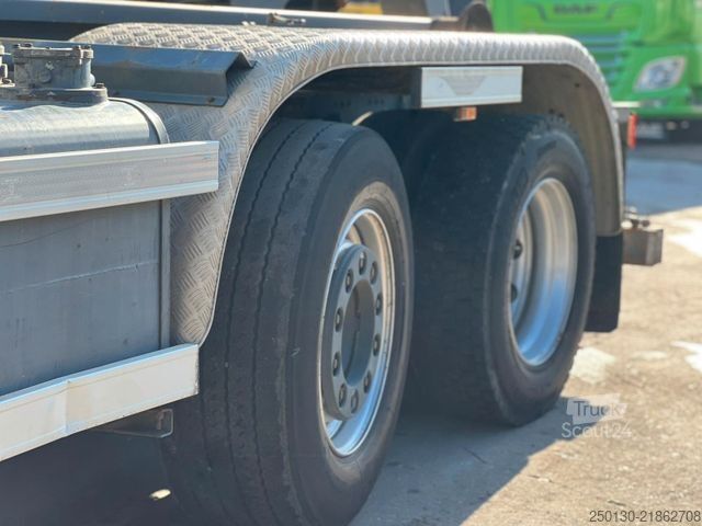 Haakarm vrachtwagen DAF CF 250 VDL-Abrollkipper mit Planenaufbau u. LBW