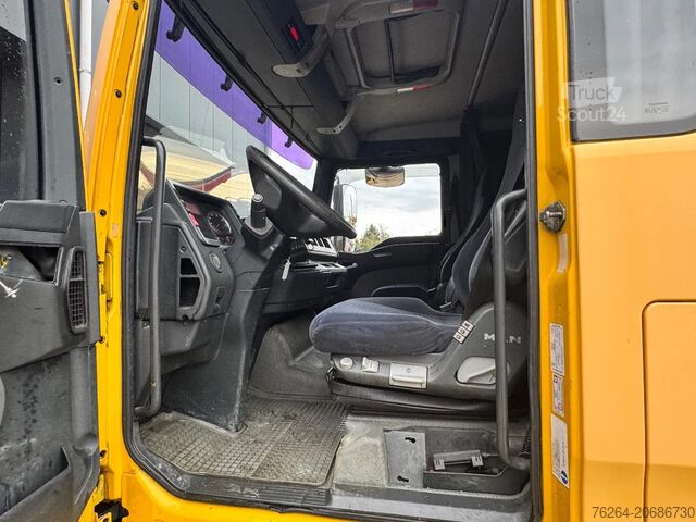 Laadplatform MAN TGA 26.390 6x2 + HMF 1250-3