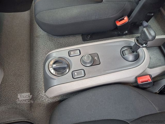 Flatbed truck DAF LF 260 FA 12to 3-Sitzer Navi Pritsche LBW