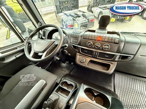 Tovorno vozilo s ravno platformo in ponjavo Iveco Eurocargo 180-320P