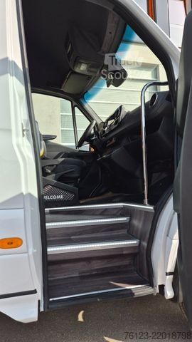 Mikroautobuss MERCEDES-BENZ 519  Allrad 4 x 4 Lagerfahrzeug Stock 20 Sitzer