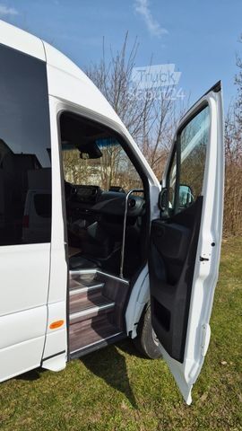 Mikroautobuss MERCEDES-BENZ 519  Allrad 4 x 4 Lagerfahrzeug Stock 20 Sitzer