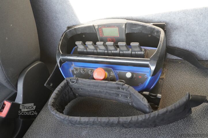 Plattform mit Kran Renault C280 DTI 8 / HDS Fassi F135A.22 / remote