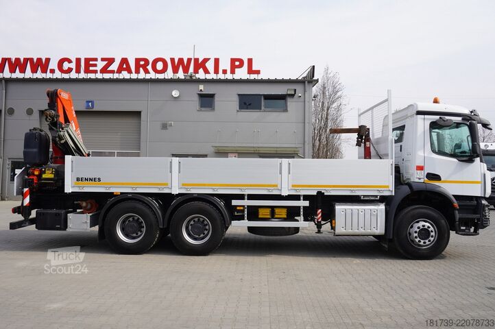 Burtowy z HDS Mercedes-Benz Arocs 2633 flatbed truck / Crane FASSI