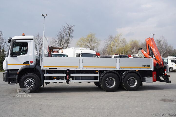 Burtowy z HDS Mercedes-Benz Arocs 2633 flatbed truck / Crane FASSI