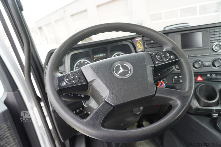 Burtowy z HDS Mercedes-Benz Arocs 2633 flatbed truck / Crane FASSI