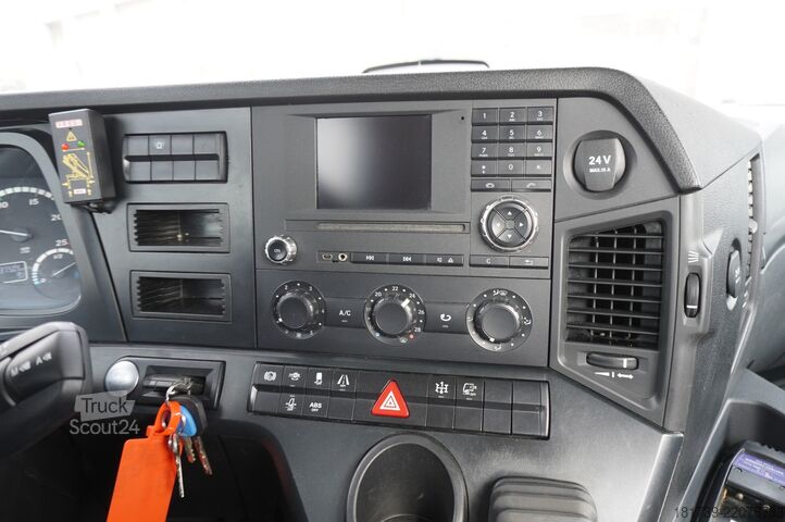 Burtowy z HDS Mercedes-Benz Arocs 2633 flatbed truck / Crane FASSI