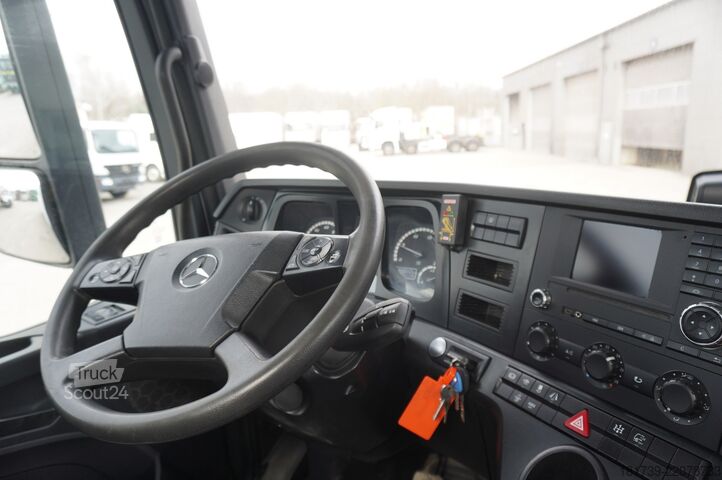 Burtowy z HDS Mercedes-Benz Arocs 2633 flatbed truck / Crane FASSI