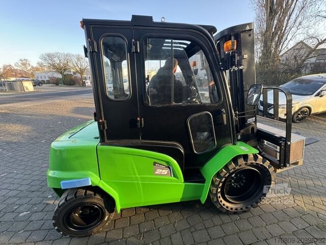 Chariot élévateur tout-terrain Noblelift FE2RT25NEU