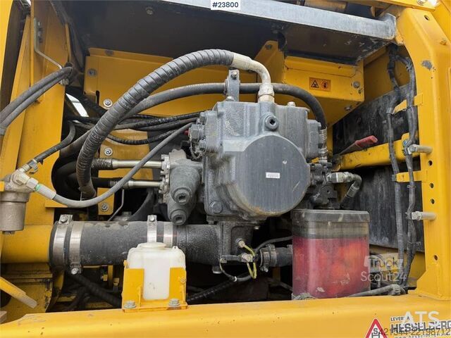 Tela-alustainen kaivinkone Komatsu PC490LC-11 excavator w/ 2 buckets