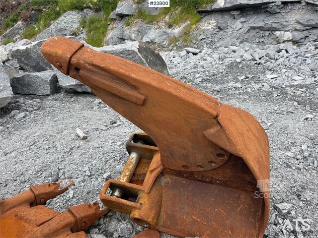 Tela-alustainen kaivinkone Komatsu PC490LC-11 excavator w/ 2 buckets