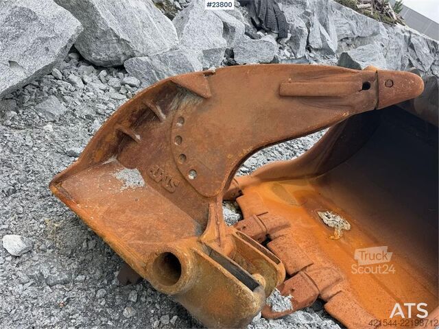 Tela-alustainen kaivinkone Komatsu PC490LC-11 excavator w/ 2 buckets