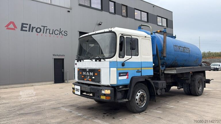 Aspirateur de boues MAN 18.232 (MANUAL PUMP / POMPE MANUELLE / 11.000L)