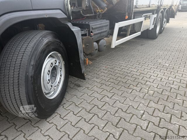 Tovorna dvigalka na tovornjaku Volvo FM300 6X2*4 Maschinentransporter Kran Hiab 322