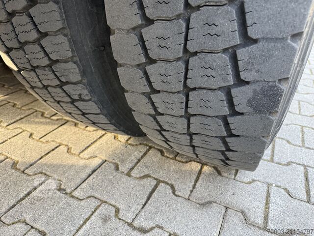 Tovorna dvigalka na tovornjaku Volvo FM300 6X2*4 Maschinentransporter Kran Hiab 322