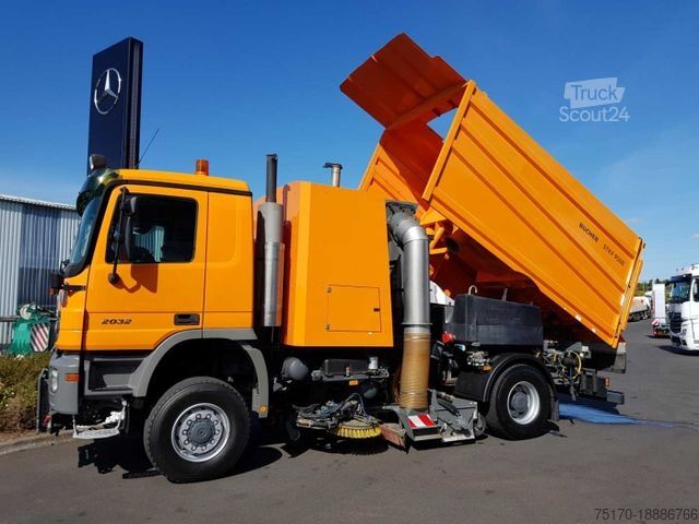 Gatvių valymo mašina MERCEDES-BENZ Actros 2032 A 4x4 Bucher STKF 9500 Airport