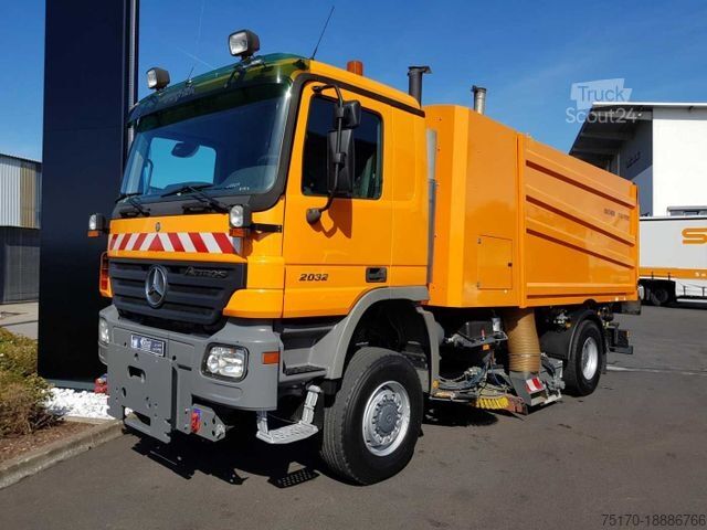 Gatvių valymo mašina MERCEDES-BENZ Actros 2032 A 4x4 Bucher STKF 9500 Airport