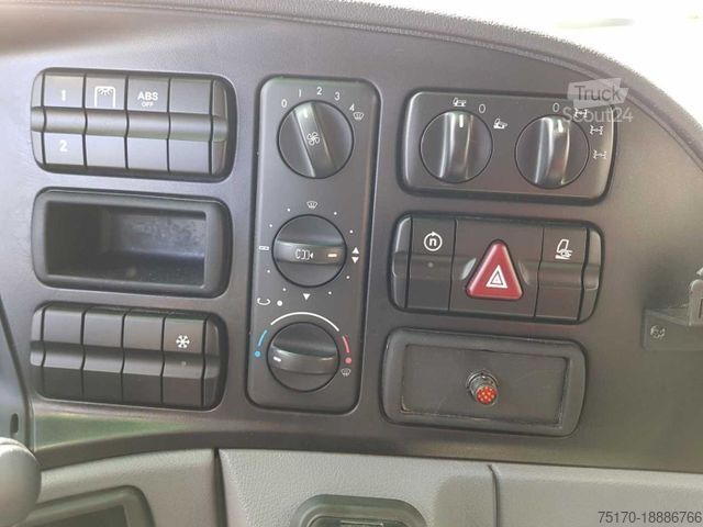 Gatvių valymo mašina MERCEDES-BENZ Actros 2032 A 4x4 Bucher STKF 9500 Airport