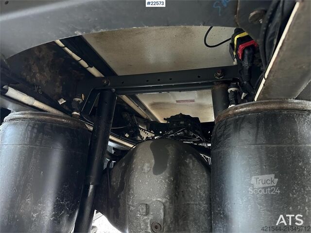 Walizka Renault 18-pallet box truck with Bussbygg body