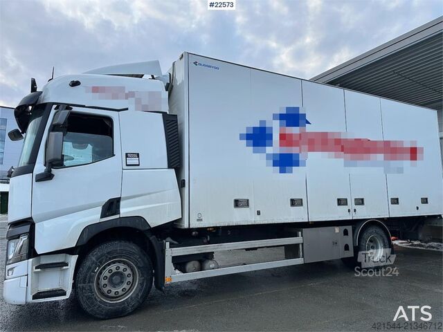 Walizka Renault 18-pallet box truck with Bussbygg body